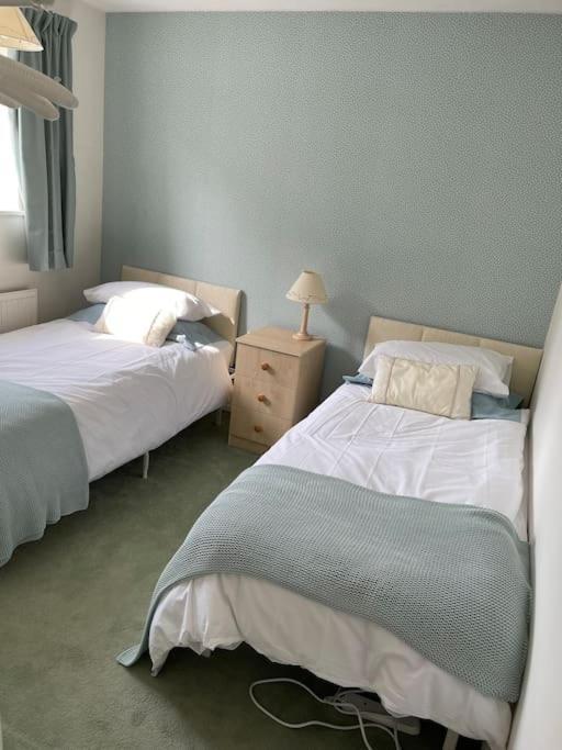 Centre Of Town House 3 Bedrooms Sleeps 5 And Infant Free Onsite Parking 2 Cars Κινγκς Λιν Εξωτερικό φωτογραφία